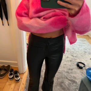 Short bootcut läderbyxor - Så snygga och passar till både vardags och festliga tillfällen