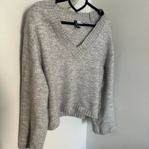 Grå stickad tröja hm  - Säljer denna grå stickade tröjan ifrån hm! Köpt förra hösten men har inte använt så mycket🌟  Köparen står för frakt 💗