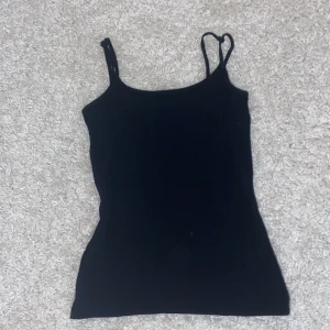 Svart linne - Svart linne från new yorker, knappt använd - inget synligt. Justerbara band. 