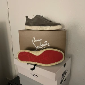 Loubs stlk 43 - Dom e inte superskick men dom e inte sunkiga heller. Men dom e riktigt sköna har haft dom ett tag men har tröttnat på dom så skulle kunna byta mot valentino open elle nåt liknande