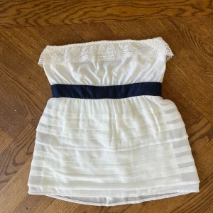 Söt topp! - Jättefin bandeau / tubtopp från intimissimi i storlek S. Broderier på toppen och mörkblått snöre. Den är lite genomskinlig!❤️❤️