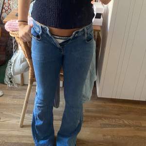 Skit snygga mid/lowwaist bootcut jeans från mango, kommer ej till användning ❤️