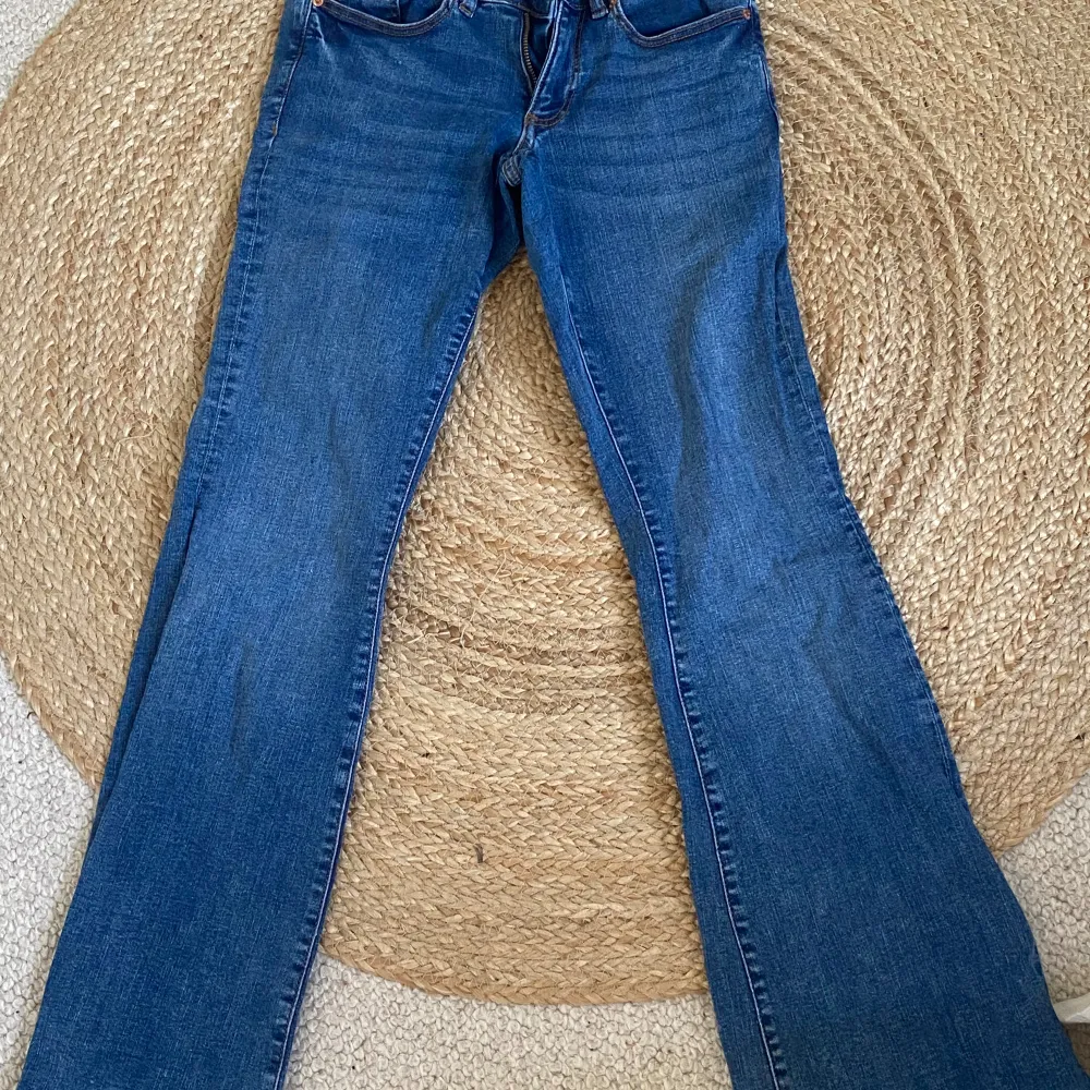 Lågmidjade bootcut jeans från vero Moda, tyvärr för små för mig ❤️. Jeans & Byxor.