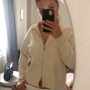 Kofta strl s/m - Kofta från massimo dutti i storlek M men passar en S. Köpt i spanien, aldrig använd precis som ny! Pris kan diskuteras!