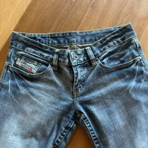 Diesel jeans - Snygga lågmdidjade jeans med detaljer på fickan. De är utsvängda i benen. Från diesel. Inga defekter så i nyskick.  Midjemått 38cm (rakt över) Innerbensläng 71cm Skriv om du undrar något!