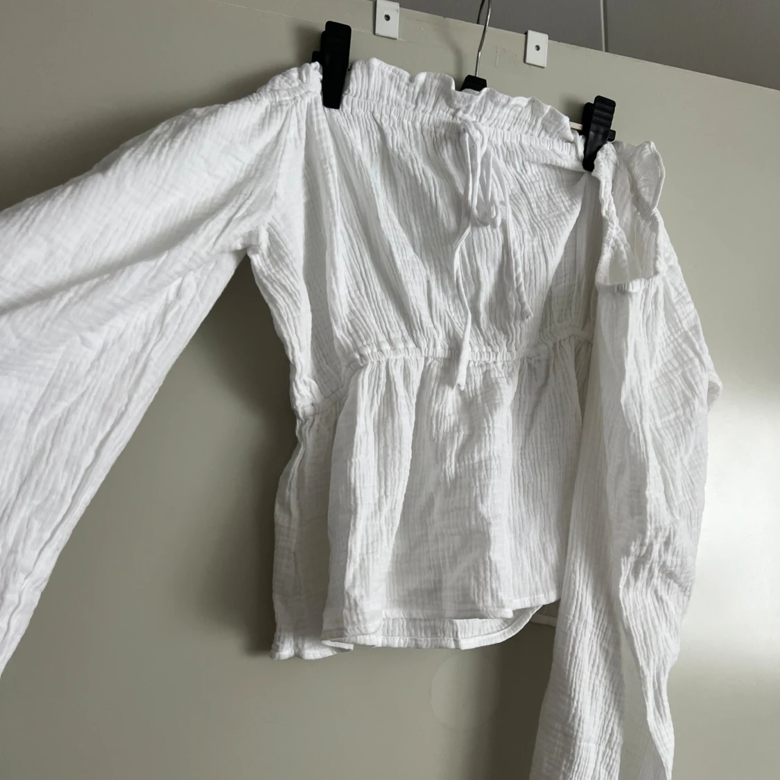 Vit blus med volangdetaljer från Nelly - 90