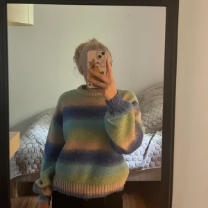 Stickad tröja - Stickad tröja med färg! Lite nopprig annars fint skick!