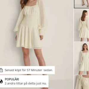 Sommarklänning  - Säljer nu min super gulliga sommarklänning💗 Andvänd till skolavslutning och midsommar högst 3 gånger andvänd💗 storlek 36 men väldigt stretchig💗tryck på köp nu om du är intresserad eller skriv om du har frågor💗