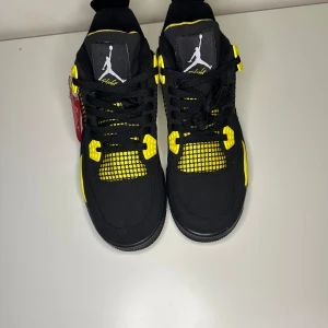 Jordan 4 - Jag säljer ett par Jordan 4   Storlek 43  Har du funderingar eller frågor så kan du skriva till mig så svara jag dig jätte gärna🤗