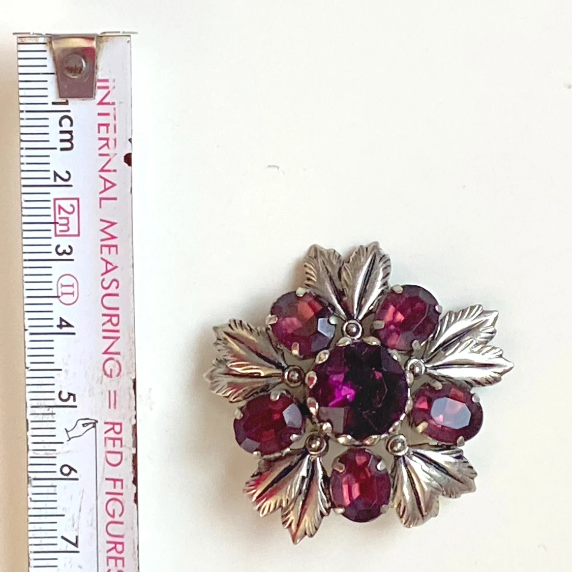 Vintage brosch med röda stenar och silverblad - 92