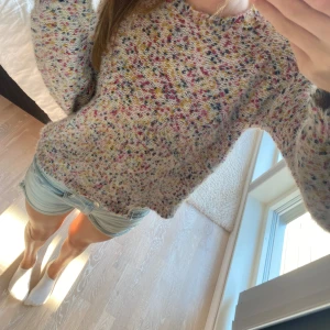 Super skön och färgglad stickad tröja - En fluffig tröja från name it i storlek 146 / 152. Passar även mig som är 15.👌🏼❤️Den har massa fina färger och är perfekt till hösten. Jag har använt den ett fåtal gånger men den är ändå i bra skick. Köpte för 380. Pris kan diskuteras!!!😋❤️
