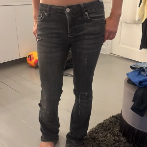 Low waist Jeans - Low rise jeans från zara som inte säljs längre, hålen är egenklippta ganska bra skick