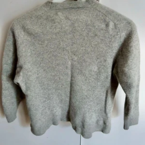 Grå tjocktröja  - En grå tjock tröja märke av C.W