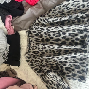 Jätte fin leopard stickad tröja - Skit snygg leopard stickad tröja från berska använt två gånger i jätte bra skick