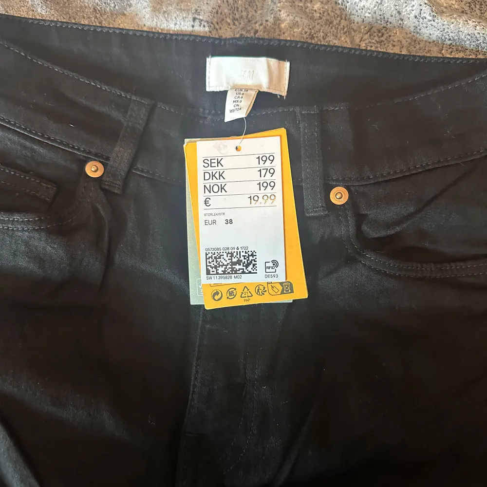 Svarta jeans från H&M i Strl 38 passar strl 36! Säljs för 199kr(FRÅGA OM BÄTTRE FÖRSTA BILD DEN BLEV INTE BRA HÄR) . Jeans & Byxor.