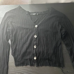 Blus  - Tunn blus/kofta som passar till alla tillfällen!