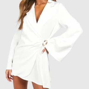 Vit klänning  - Klänning ifrån boohoo. Aldrig använt och prislappen finns kvar på. Säljer den pågrund av att den inte passa 💕