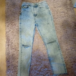 Ljusblå skinny jeans - Säljer dessa jeans, dem är fräscha, använda men bra skick, inga hål förutom det som ska vara.