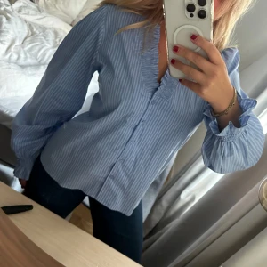 Neo noir blus - Blå randig blus/skjorta från neo noir. Storlek 38, i nyskick🤍 nypris 750 kr