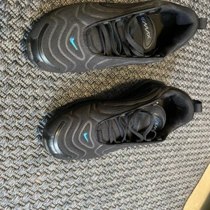 Svarta Nike Air Max och Nike Cortez - Säljer två par sneakers. Första paret är svarta Nike Air Max med blå detaljer och snörning, perfekt för träning eller vardagsbruk. Andra paret är klassiska svarta Nike Cortez med vit sula och swoosh, också med snörning. Båda paren är i bra skick och redo för nya äventyr!