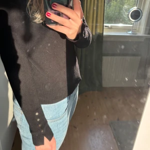 Tröja med fina knappar💕 - Så gullig tröja ifrån Zara med fina knappar på ärmarna!❤️ Fint skick och inga defekter. Säljer för 80 kr men pris kan diskuteras💕
