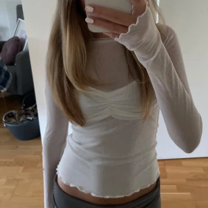 Topp - En så fin topp ifrån Ginatricot, nästan ny använt typ 1 gång så i fint skick. Storlek xs🤍🤍🥰