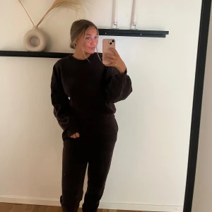 Mjukisset från Gina - Superfint mjukisset nu till hösten från Gina i en fin brun färg. Storlek M på tröja och S på byxor. Är en fläck på insidan av byxorna som man ser på sista bilden men är inget som syns när man har det på sig, annars bra skick!