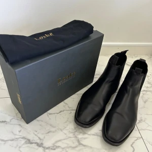 Loake Chatsworth kängor - Stilrena chelsea boots från Loake i kalvläder, perfekt för vintern/höst. Användes större delen av hösten