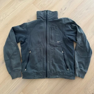 Vintage Nike zipup - Ovanlig Nike zip i bra skick förutom tecken på användning i form av fläckar, går säkert att få bort om man vet vad man gör, har ej provat nåt