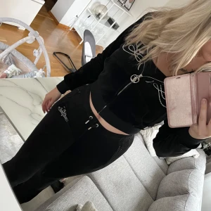 Juicy Couture set - Säljer ett jättefint set från Juicy couture. Använd ca 4 ggr så i väldigt bra skick!  Byxorna är i stl.XS Tröjan är i stl. M Skulle säga att både byxorna och tröjan känns som storlek S. Tröjan är liten i storlek. OBS: Säljs billigt.