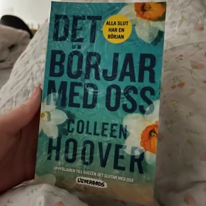 Det börjar med oss bok - Bok från colleen hoover. Jättebra skick, inga defekter eller så!☺️