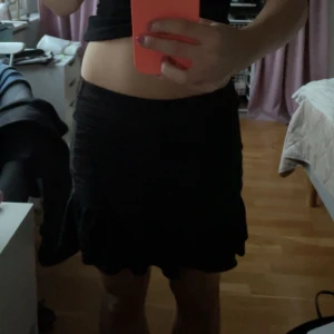 Svart kjol - Snygg kjol ifrån Gina tricot. Sitter väldigt tight.  Typ helt oanvänd. Funkar att ha som tub topp också!! Skriv för frågor!!  