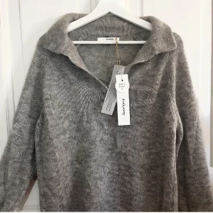 Stickad tröja, 100% ull - Stickad tröja från siblin linnebjerg . Fick i present och är så fin men använder aldrig därav endast provad. 100% ull, Nypris 2000kr, storlek M köparen står för frakten🩶