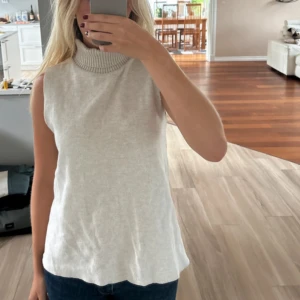 Stickad poloväst - Jätteskön och snygg poloväst från Zara💕Har en liten sminkfläck på kragen(de bild) men inget jag tycker man lägger märket till. Är i storlek L men jag är i vanliga fall S.🙏🏼