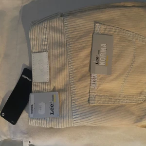 LEE jeans  - Helt nya LEE jeans. Randiga med snygg slitning. Original pris: 899