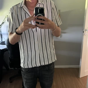 Zara kort armad skjorta - Hej, säljer den skjortan för den kommer inte till användning, skick 10/10 den är som ny och nästan aldrig använd 