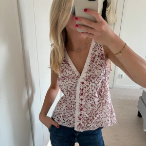 Topp - Superfin hålbroderad topp😍