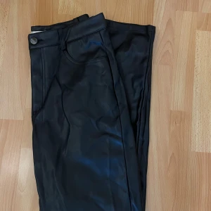 Kostymbyxor i ”skinn” - Supersköna, stretch. Passar mig som är 164cm lång. Använda några få gånger.