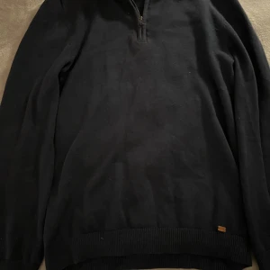 Mango halfzip  - En snygg halfzip i färgen navyblue, väldigt bra skick. Skick 8,5/10 om du har frågor är de bara att ställa!! ✅
