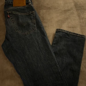 Levis jeans  - Levis 511 skit go model som sitter gött storlek 28W30L skick 9,5/10. Pris kan diskuteras vid snabb affär!!