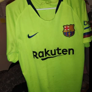 Fotbolls tröja  - Lite sliten som syns på bilderna   Storlek S 