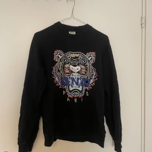 Kenzo sweatshirt - Säljer min kenzo sweatshirt i storlek S. Äkta, skicket är väldigt fint!