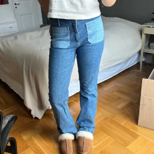 Wrangle jeans  - Sjukt snygga och originella jeans från wrangle. Jag är 168 och de passar perfekt på mig. W28, L32. Slitna längst ner 🫶🏼