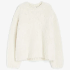 fluffig stickad tröja  - varm och lurvig/fluffig stickad tröja som är helt oanvänd, strl S men passar även M, 249kr 💓