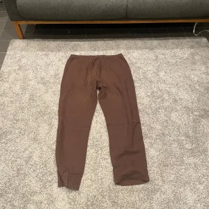Bruna linnebyxor  - Ett par riktigt feta linnebyxor från HM! Storlek M! Hör av er vid frågor 