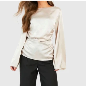 Satin blus - Jättepopulär satinblus ifrån Bohoo i storlek S. Endast testad så den är i nyskick!🧸