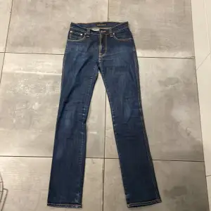 Säljer ett par snygga blå jeans från Nudie Jeans Co. Jeansen ger ett otroligt bra intryck. Perfekta för både vardag och fest! Vid funderingar tveka inte att höra av dig, pris kan diskuteras vid snabb affär!⭐️