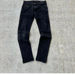 Replay anbass jeans - Tja! Säljer nu ett par Replay anbass jeans i storlek W29 L32 då jag inte riktigt diggar dom. Jeansen är i toppskick och har inget riktigt tecken av användning. Vid frågor mm, kom pm😁 Mvh Liam