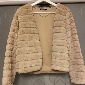 Jacka  - En jacka från Ginatricot i storlek xs som har använd några gånger och är i bra skick