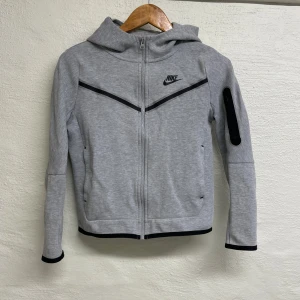 Nike Tech - Nike Tech i barnstorlek M.  Ca 137 - 147 cm.